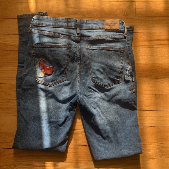 A&F embroidered jeans - Picture 4 of 5